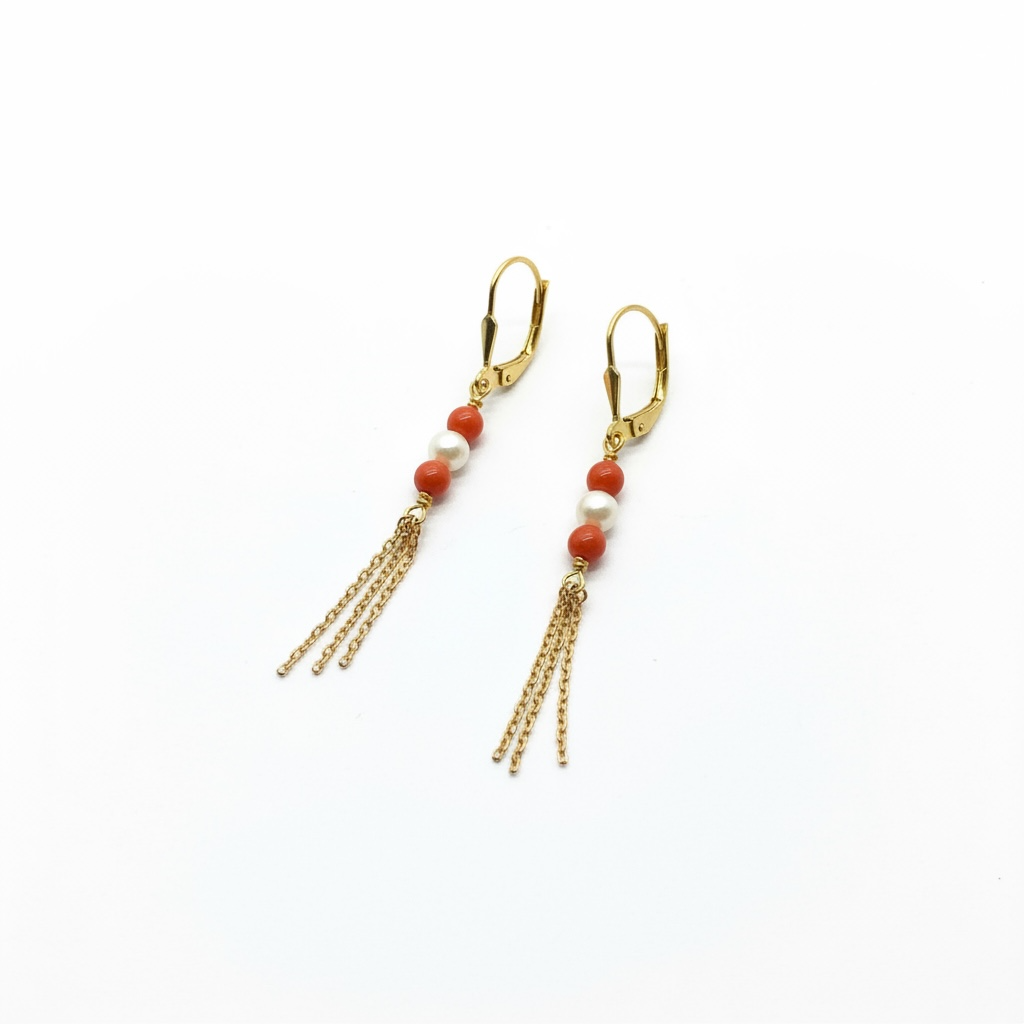 Boucles d’oreilles pendantes en or 18 carats, corail et perle
