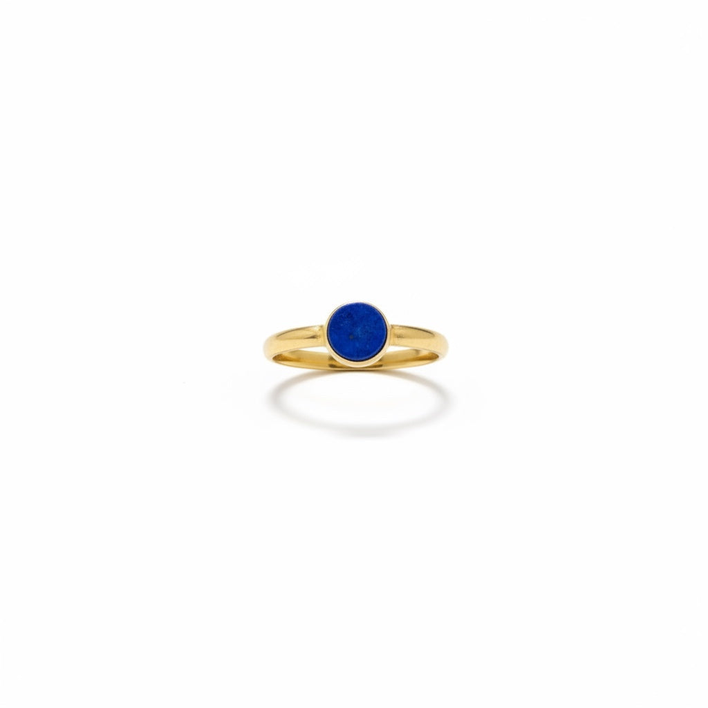 Maison Leininger 18k yellow gold ring with a round, deep blue Lapis Lazuli stone. Minimalist design.