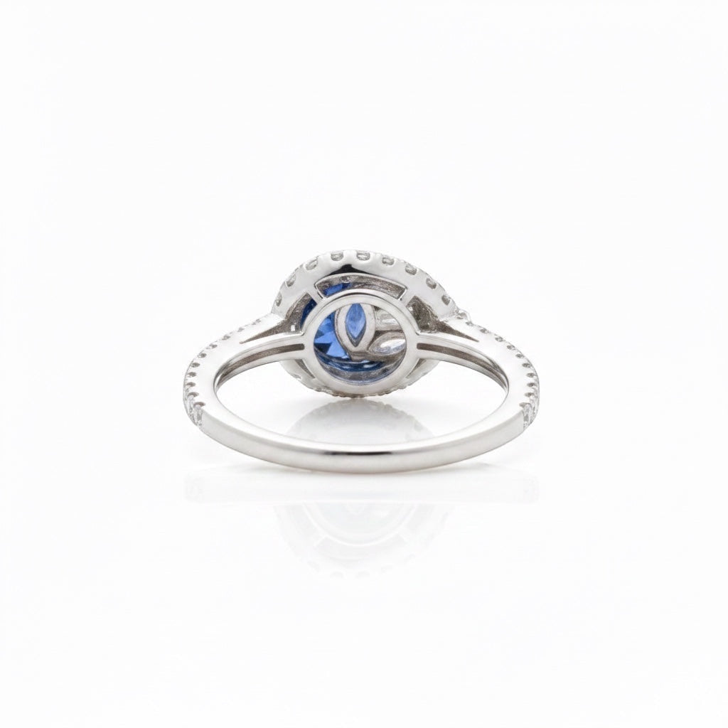 Maison Leininger 18K white gold ring with a central sapphire surrounded by diamonds.